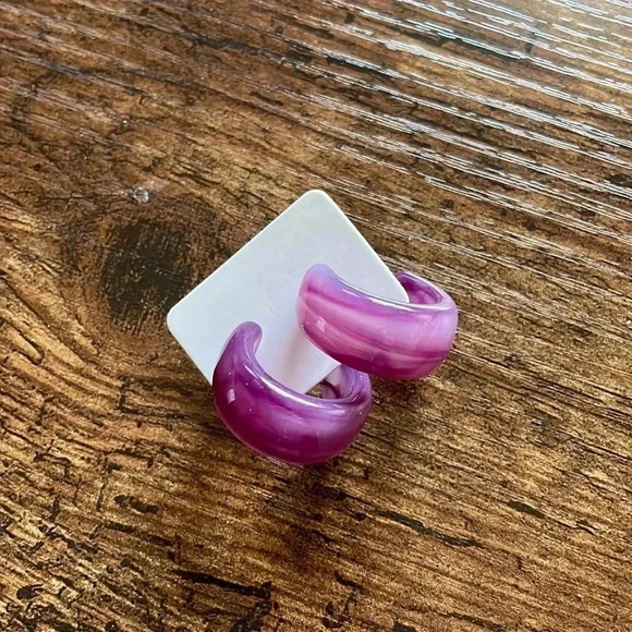 ❤️ NEW 2/$20 or 3/$25 Statement Purple Pattern Acrylic Hoop Cuff Earrings - Picture 1 of 5